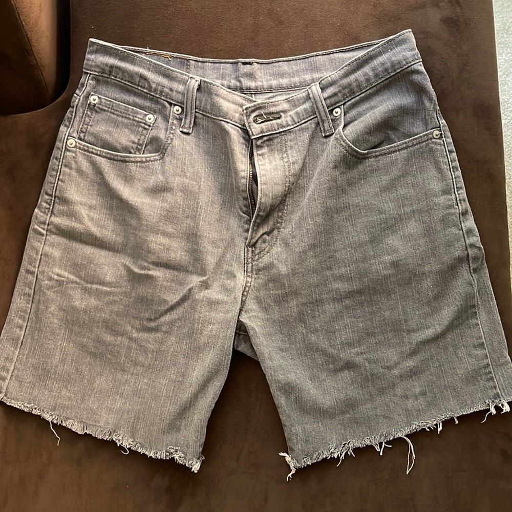 GREY WASH LEVI JEAN SHORTS